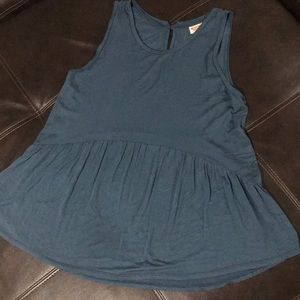 Casual tank. •FLOWY/STRETCH•